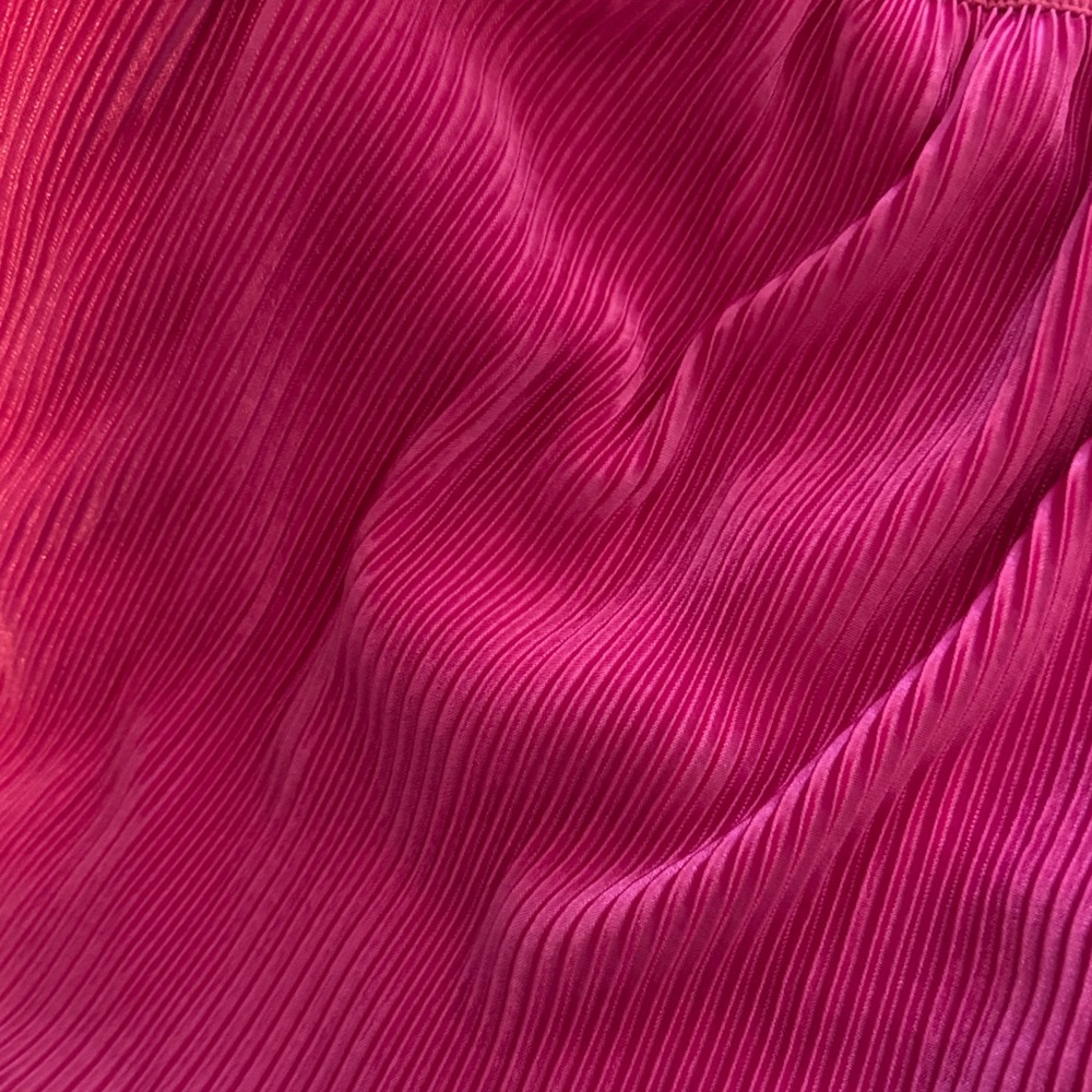 Pink Pleated Set of Crop Top and Pants - Picture 5 of 9
